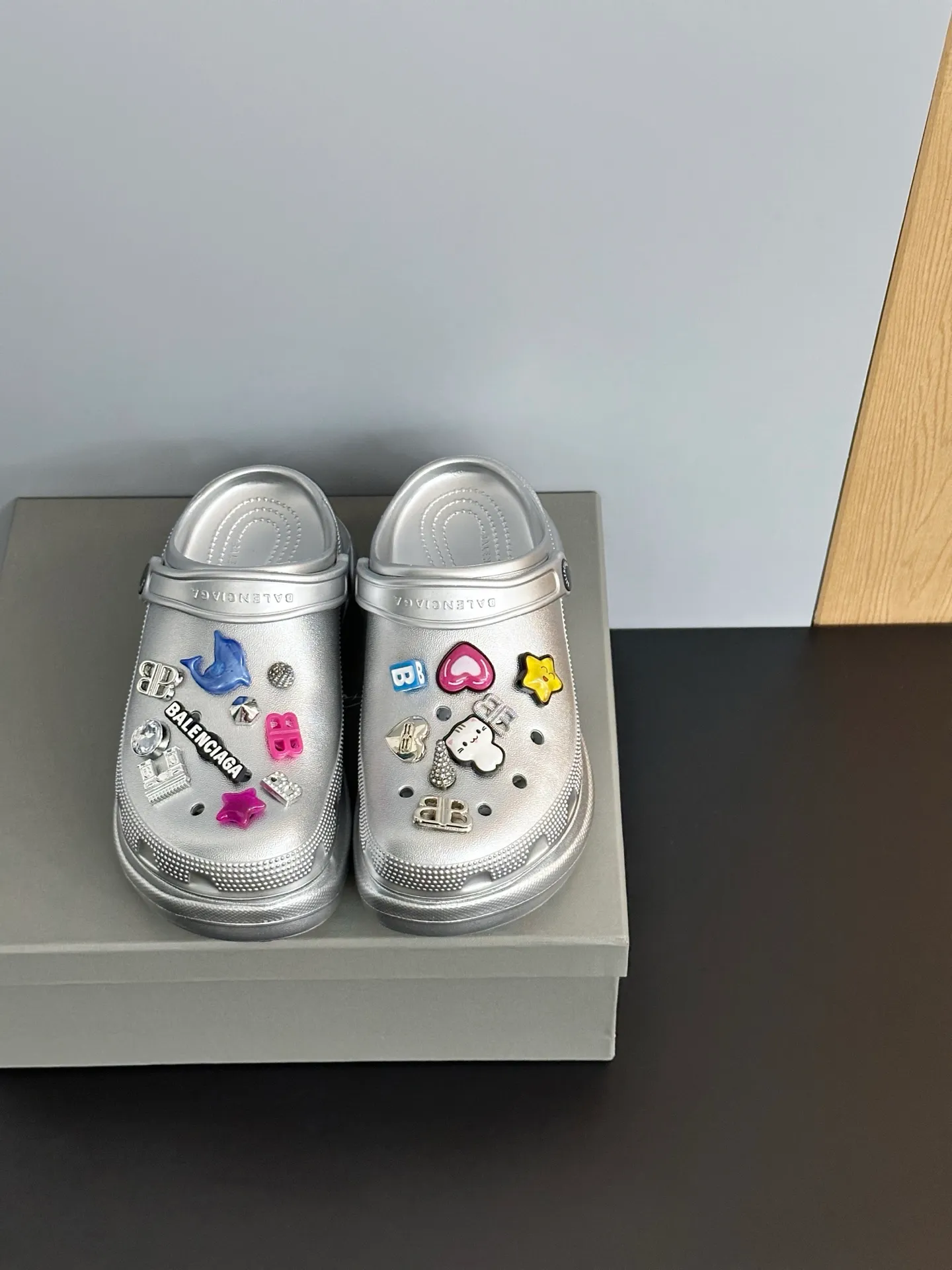 👟👟Ex-factory price 520👟👟 𝗕𝗮𝗹𝗲𝗻𝗰𝗶𝗮𝗴𝗮Heightening Crocs for Couples Original model opening. Original factory data. Men’s and women’s models with different graphics and pattern designs. DIY accessories with matching versions. 6cm heightening modo integrated shoe body structure. Lightweight material with high degree of detail restoration. Code number: 35-41 (40.41 non-refundable) Original packaging